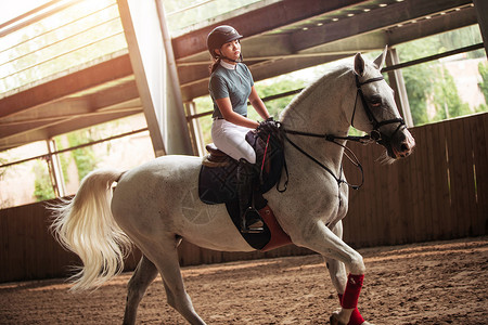 夏令营活动素材赛马场上骑马的青少年女孩背景