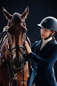 安抚马匹的年轻女子图片
