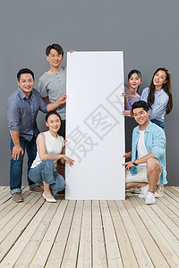 快乐的中青年人扶着白板高清图片