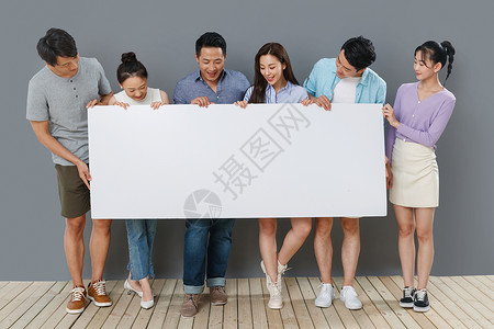 广告素材地板快乐的中青年人拿着白板背景