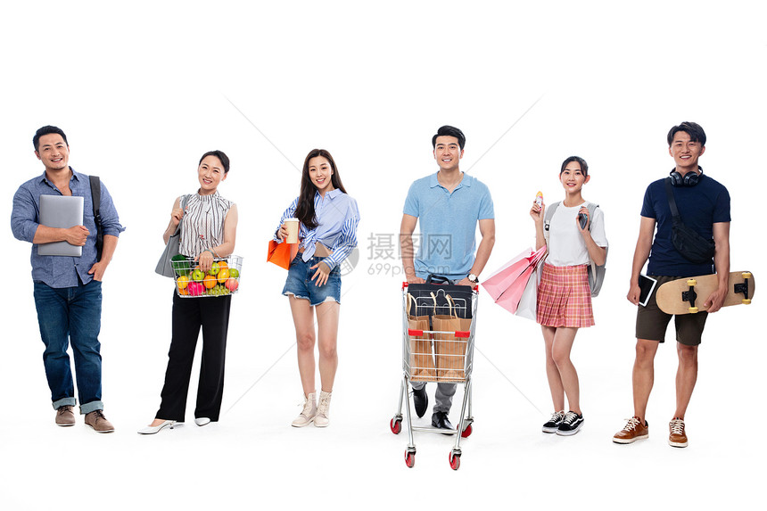 不同年龄购物逛街的情侣图片