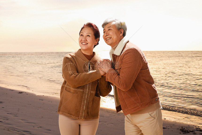 老年夫妇在海边度假图片