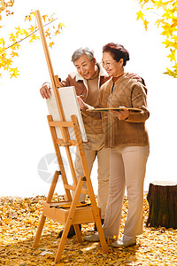 成年人画画老年夫妇在庭院里画画背景