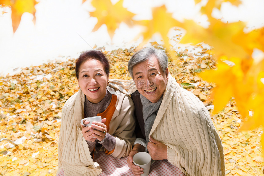 老年夫妇坐着庭院里图片