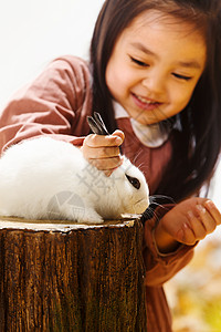 微笑小萝莉小女孩和小兔子背景