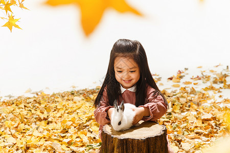 微笑小萝莉小女孩和小兔子背景