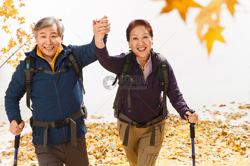 老年夫妇徒步旅行图片