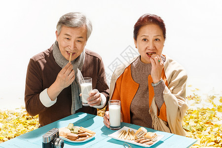老年夫妇喝牛奶图片