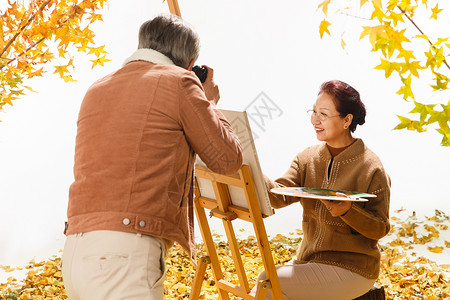 画板照片素材老年夫妇在庭院里画画背景