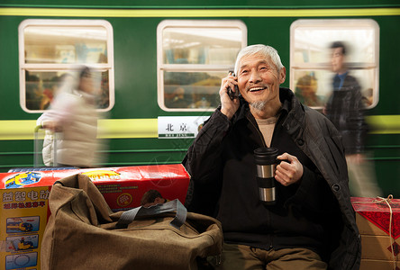老人车站在火车站台上打电话的老人背景