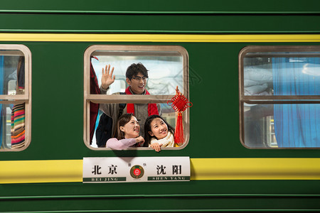 透过窗户往外微笑青年男女在火车里背景