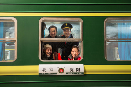 火车列车员火车乘务员和旅客背景
