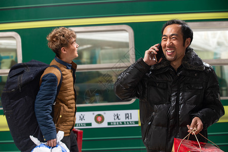 在火车月台上打电话的旅客图片