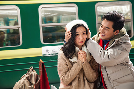 爱在新年在火车站台上的青年情侣背景