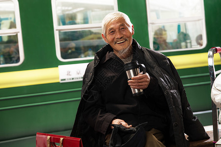 在火车站台上等待的老人背景图片