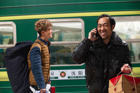 在火车月台上打电话的旅客图片