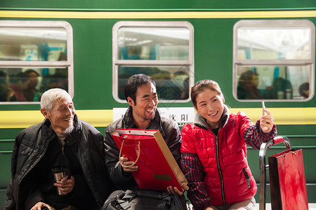 在火车站台上等待的旅客图片