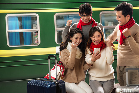 青年男女在火车站台上用手机图片