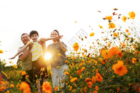 爷爷奶奶小孩爷爷奶奶带着孙子在户外玩耍背景