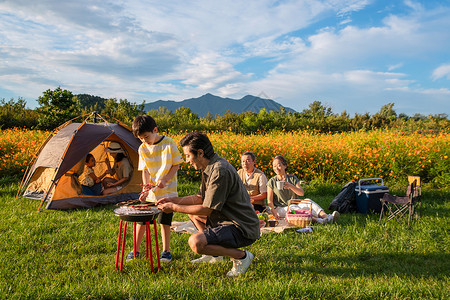 野炊食品快乐的一家人在郊外野炊背景