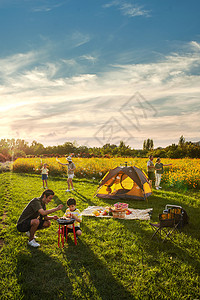 儿童户外野餐欢乐的一家人在郊外野餐烧烤背景