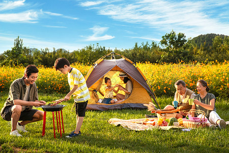 野炊食品快乐的一家人在郊外野炊背景