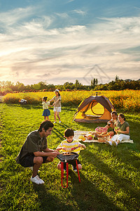 欢乐的一家人在郊外野餐烧烤高清图片