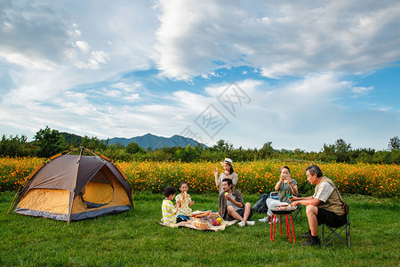 欢乐家庭在郊外野餐高清图片