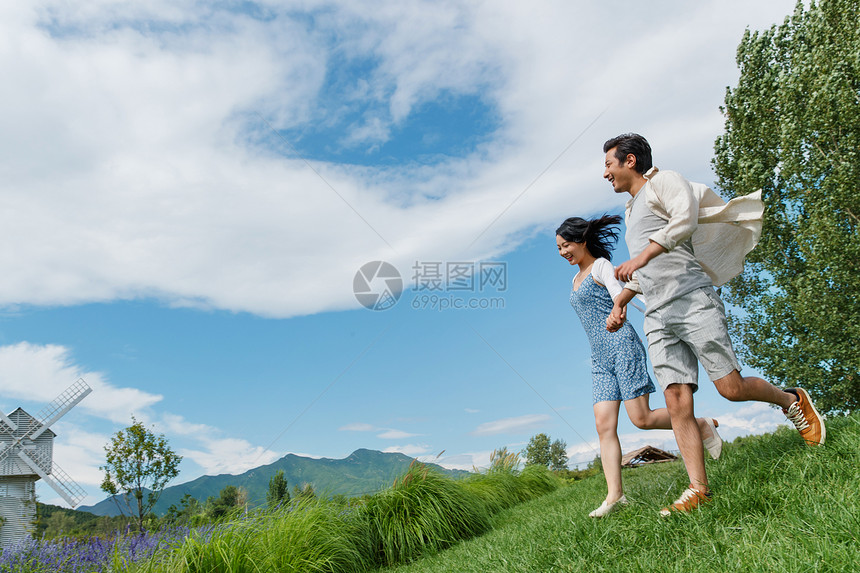 浪漫夫妇郊游图片