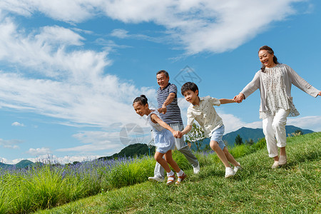 幸福老人和孩子们在郊外散步背景