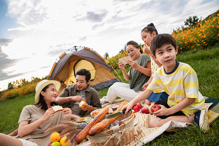 生态青香蕉快乐家庭在郊外野餐背景