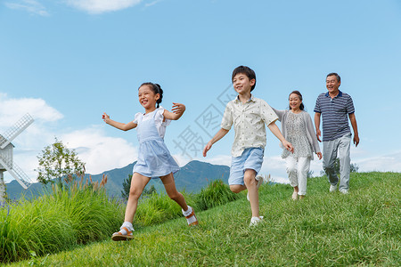 幸福老人和孩子们在草地上玩耍图片