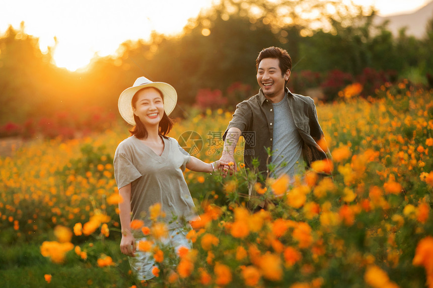 花丛中幸福的青年夫妇图片
