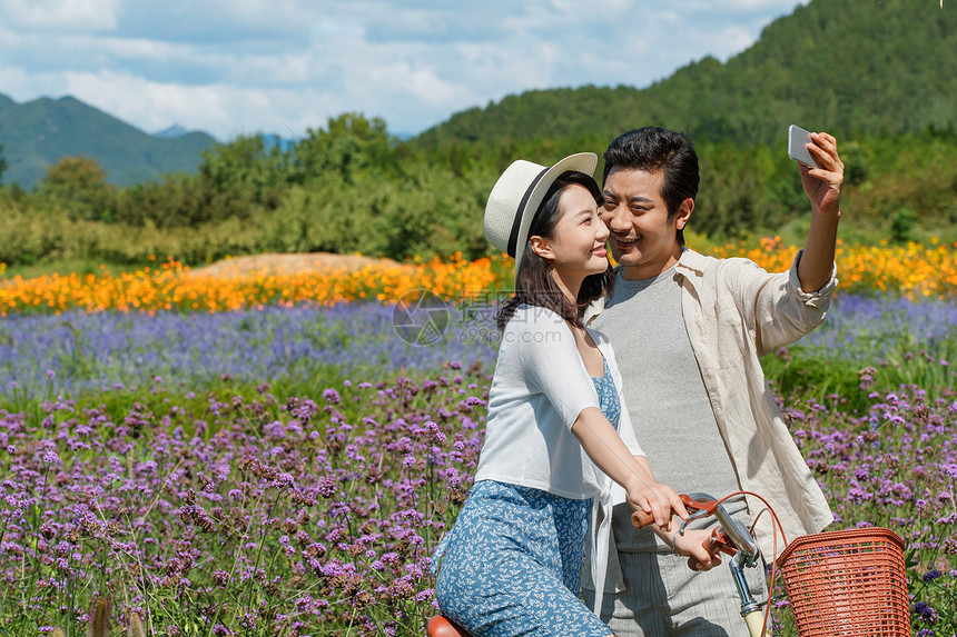 青年夫妇在花海里照相图片