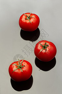 三个新鲜的西红柿图片