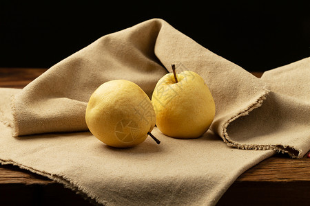 两个梨放在桌子上图片