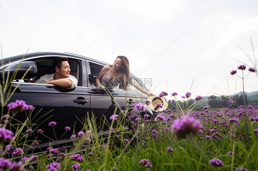 青年夫妇驾车郊游图片