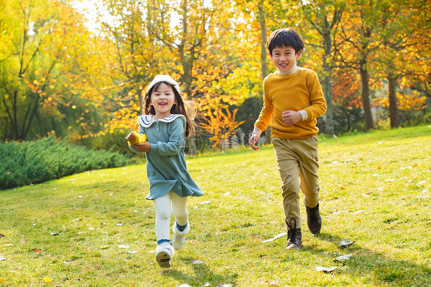 欢乐的男孩和女孩在公园里奔跑玩耍图片
