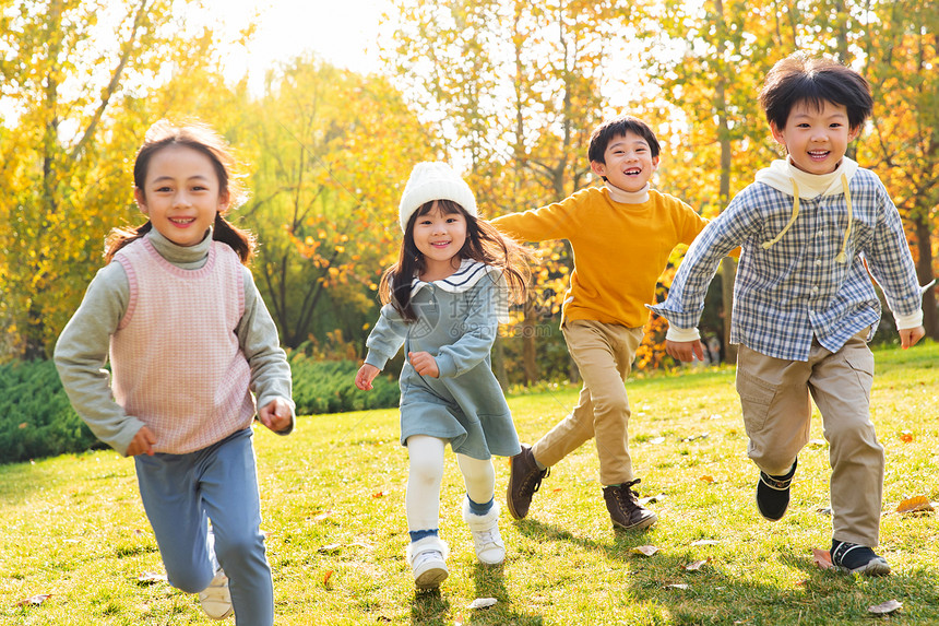 快乐儿童在草地上奔跑图片