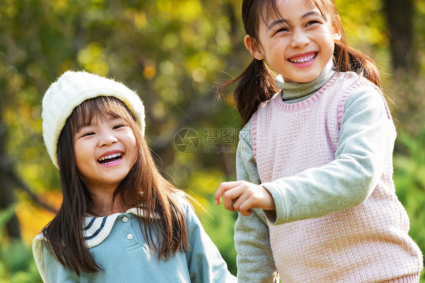 两个小女孩在公园里玩耍图片