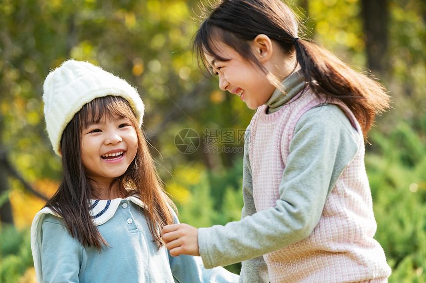 两个快乐的小女孩在公园里玩耍图片