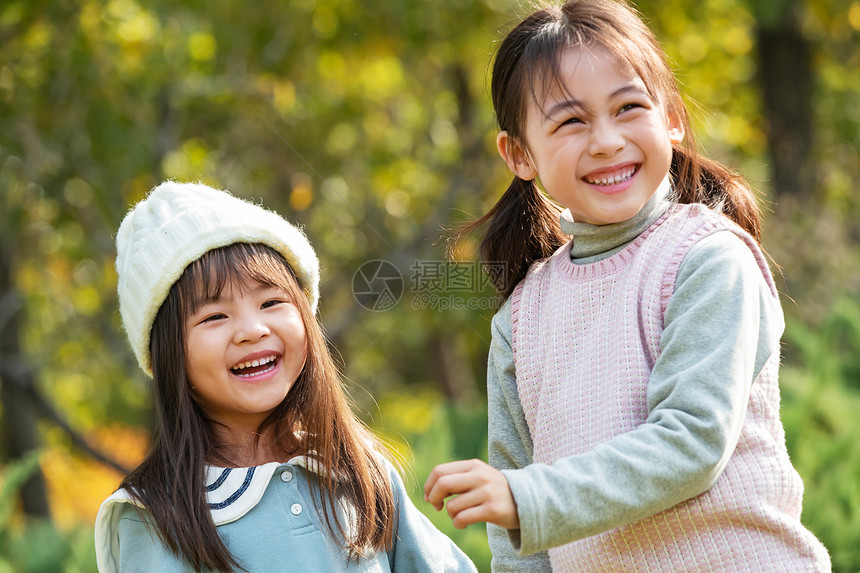 两个小女孩在公园里玩耍图片