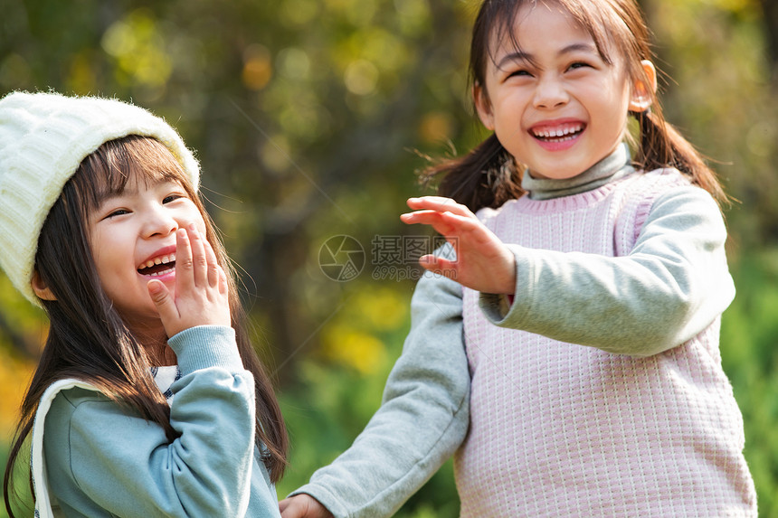 两个小女孩在公园里玩耍图片