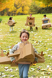 快乐儿童玩开飞机游戏图片