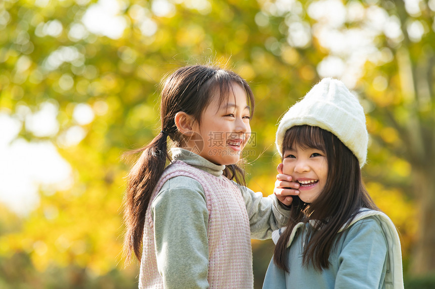 两个小女孩在公园里玩耍图片