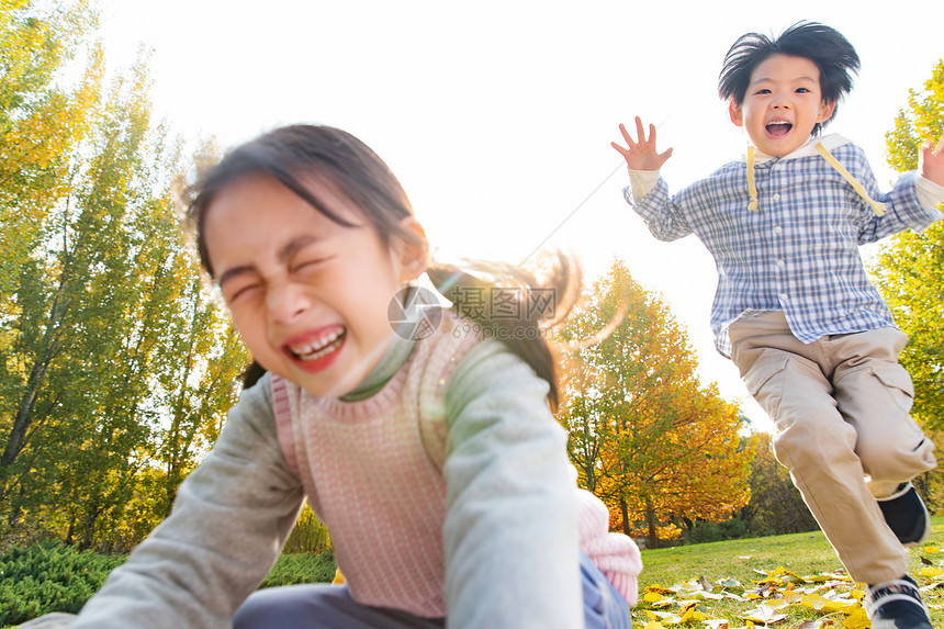 欢乐儿童在公园里奔跑玩耍图片