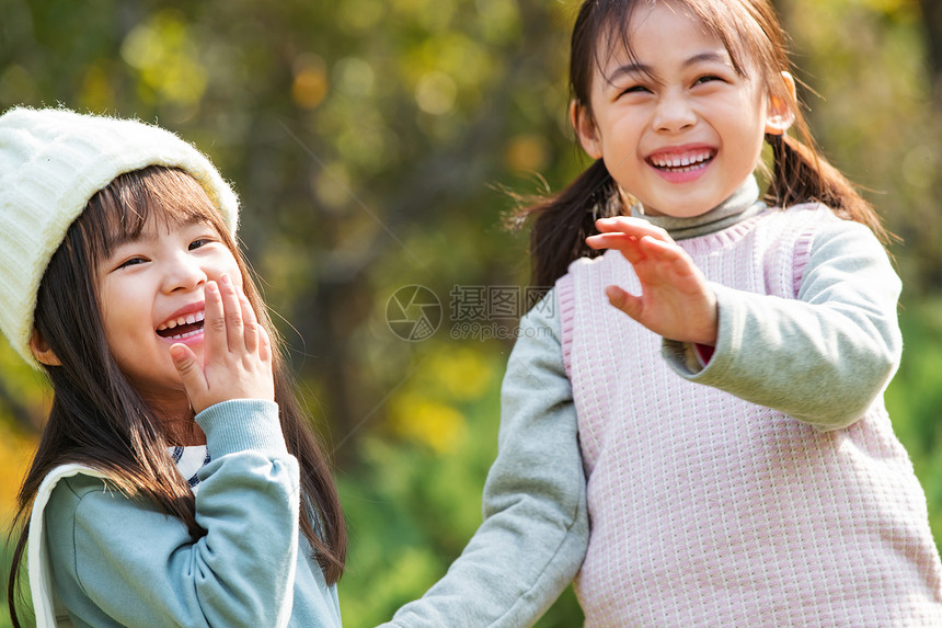 两个快乐的小女孩在公园里玩耍图片