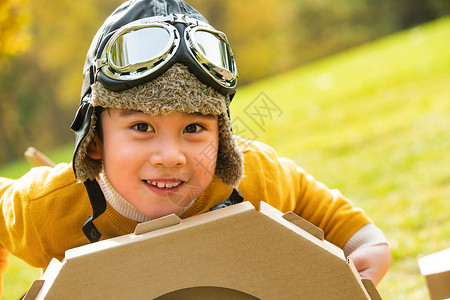 快乐的小男孩玩开飞机游戏图片