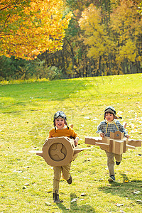 小朋友玩飞机两个男孩玩开飞机游戏背景