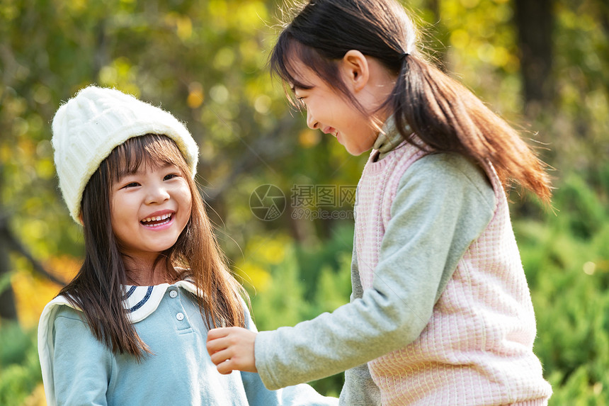 两个快乐的小女孩在公园里玩耍图片